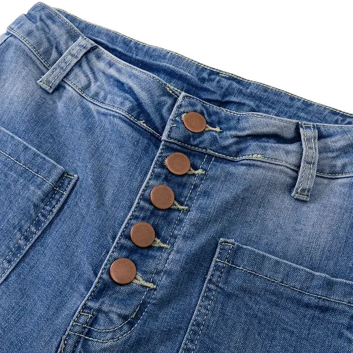 "Dambyxor i denim med hög midja och utsvängda ben, ljusblå nyans. Formande och bekväma för alla tillfällen."