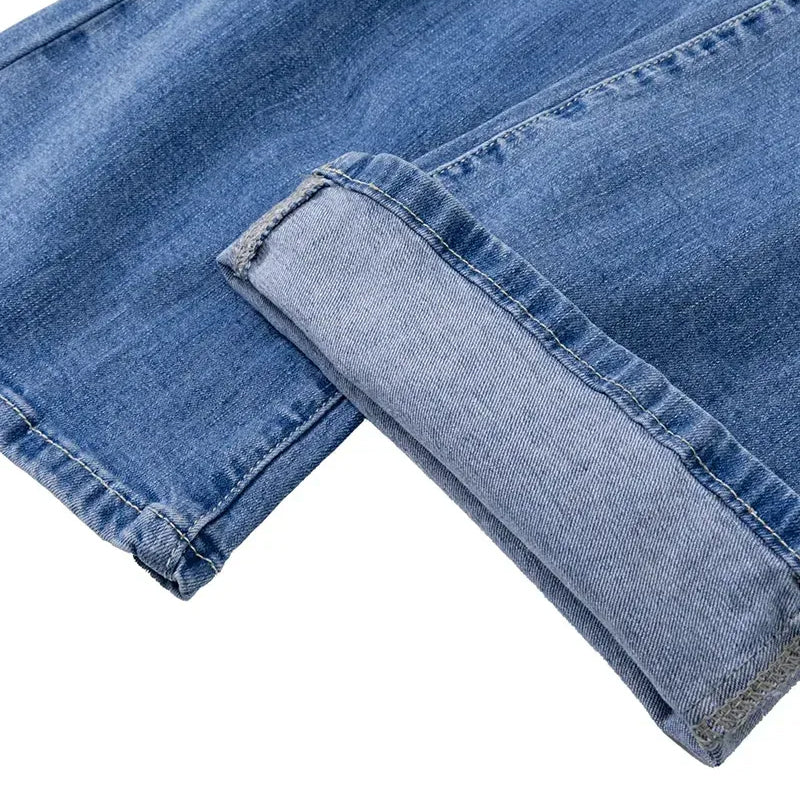 "Dambyxor i denim med hög midja och utsvängda ben, ljusblå nyans. Formande och bekväma för alla tillfällen."