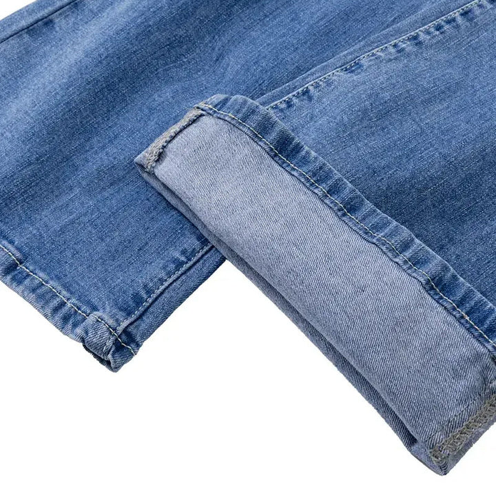 "Dambyxor i denim med hög midja och utsvängda ben, ljusblå nyans. Formande och bekväma för alla tillfällen."