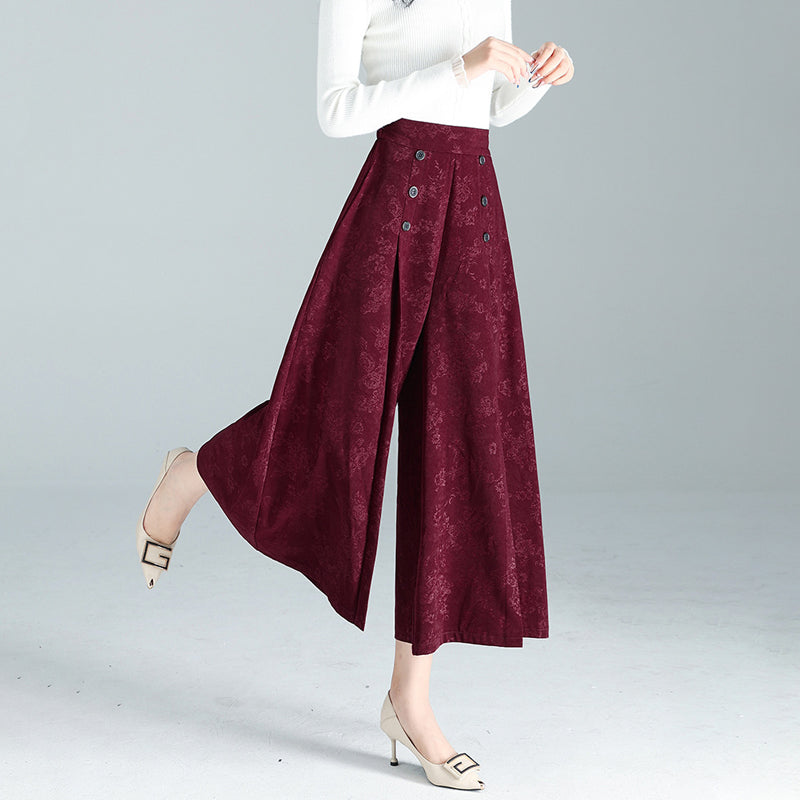 "Dambyxor i polyester, hög midja, vida ben. Stilren design för modern look. Perfekt för både arbete och fritid."