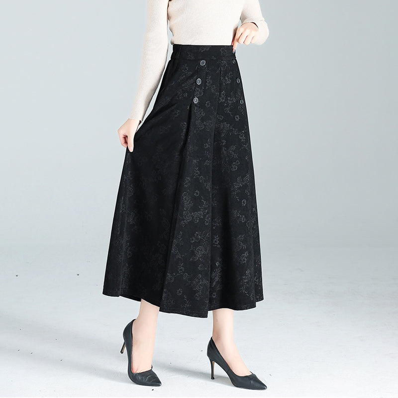 "Dambyxor i polyester, hög midja, vida ben. Stilren design för modern look. Perfekt för både arbete och fritid."