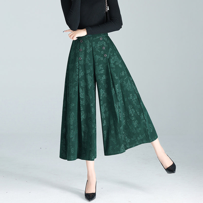 "Dambyxor i polyester, hög midja, vida ben. Stilren design för modern look. Perfekt för både arbete och fritid."