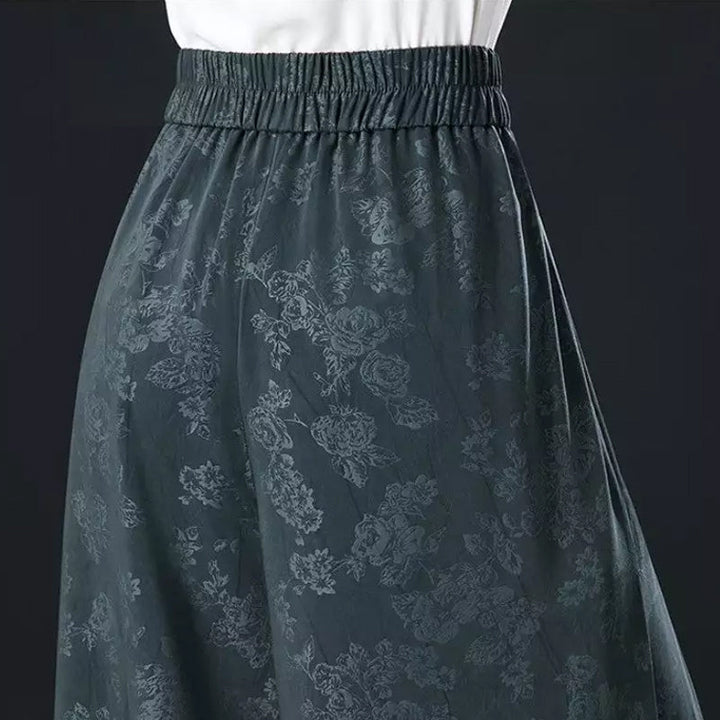 "Dambyxor i polyester, hög midja, vida ben. Stilren design för modern look. Perfekt för både arbete och fritid."
