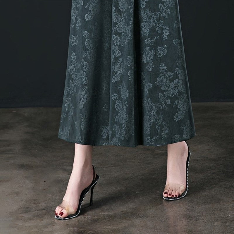 "Dambyxor i polyester, hög midja, vida ben. Stilren design för modern look. Perfekt för både arbete och fritid."