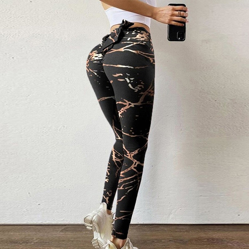 Dambyxor i polyester med tryckt mönster, formande passform och andningsbart material, perfekt för yoga och vardag.