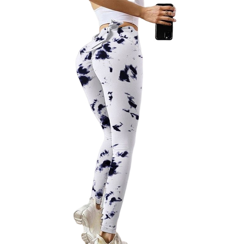 Dambyxor i polyester med tryckt mönster, formande passform och andningsbart material, perfekt för yoga och vardag.