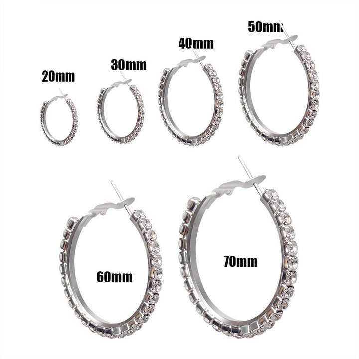 "Dameleganta örhängen i glänsande strass silver med tunnband design, perfekta för sofistikerad stil."
