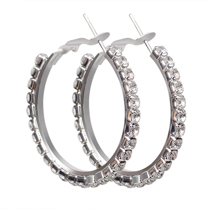 "Dameleganta örhängen i glänsande strass silver med tunnband design, perfekta för sofistikerad stil."
