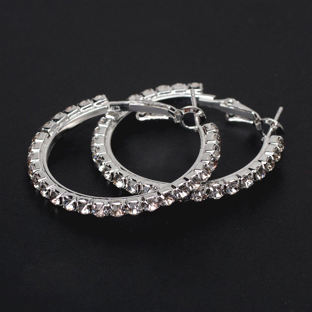 "Dameleganta örhängen i glänsande strass silver med tunnband design, perfekta för sofistikerad stil."
