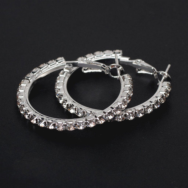"Dameleganta örhängen i glänsande strass silver med tunnband design, perfekta för sofistikerad stil."