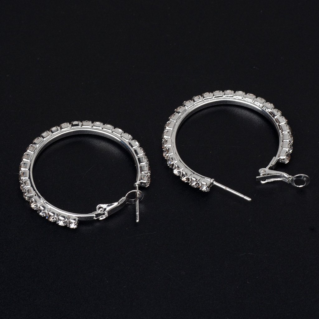 "Dameleganta örhängen i glänsande strass silver med tunnband design, perfekta för sofistikerad stil."