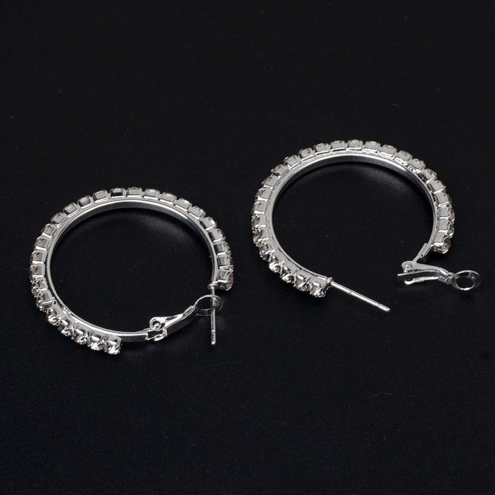 "Dameleganta örhängen i glänsande strass silver med tunnband design, perfekta för sofistikerad stil."