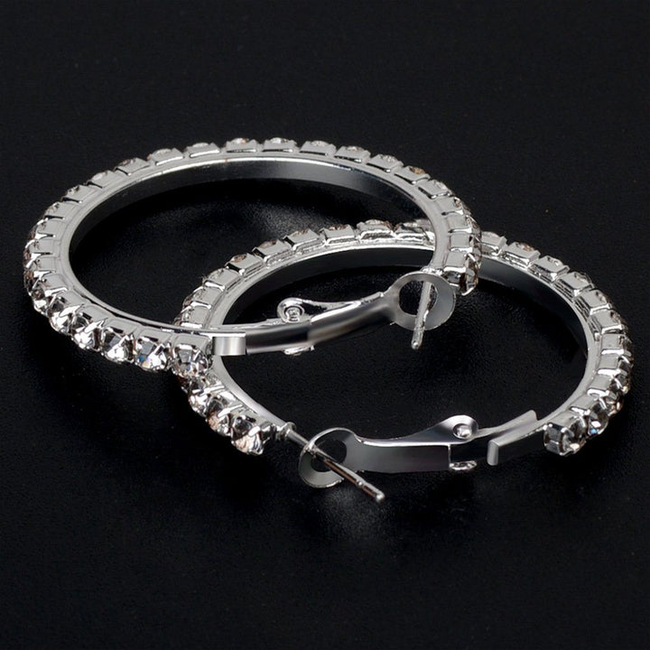 "Dameleganta örhängen i glänsande strass silver med tunnband design, perfekta för sofistikerad stil."