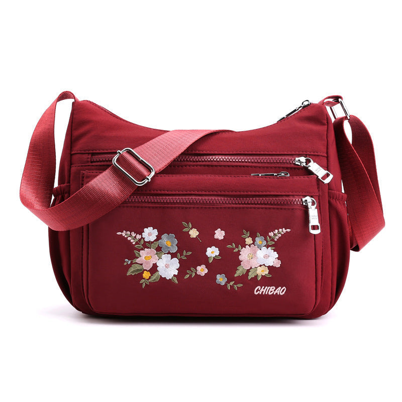 "Damer Axelväska i Nylon med Blombroderi, rymlig och stilren, justerbar axelrem, finns i flera färger."