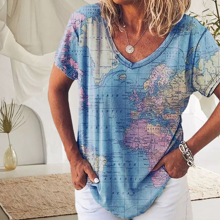 "Damer blå polyester t-shirt med grafiskt kartmotiv, detaljrik, mångfärgad design. Bekväm och stilren."