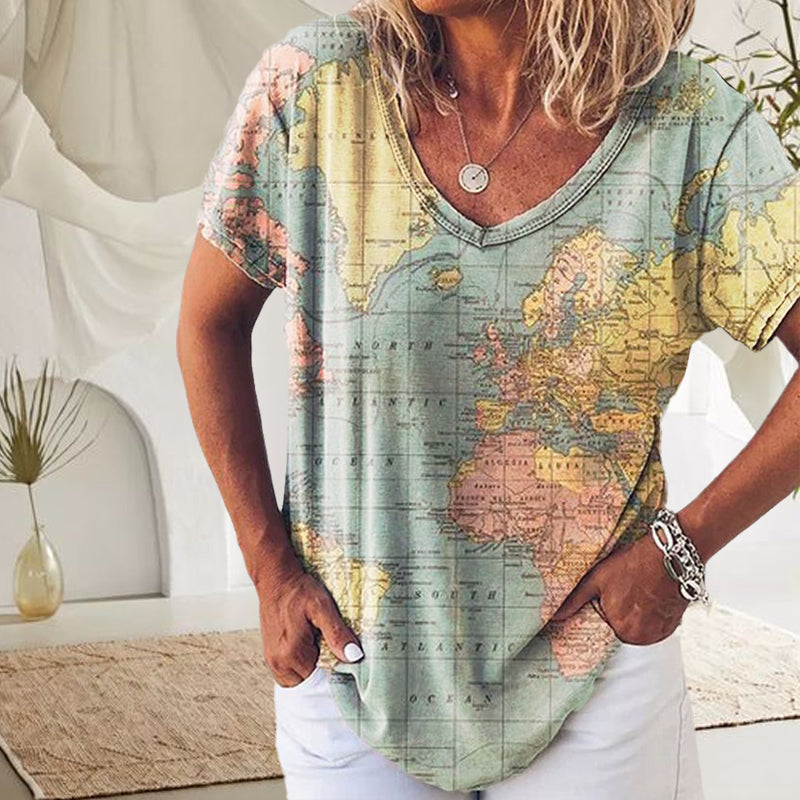 "Damer blå polyester t-shirt med grafiskt kartmotiv, detaljrik, mångfärgad design. Bekväm och stilren."