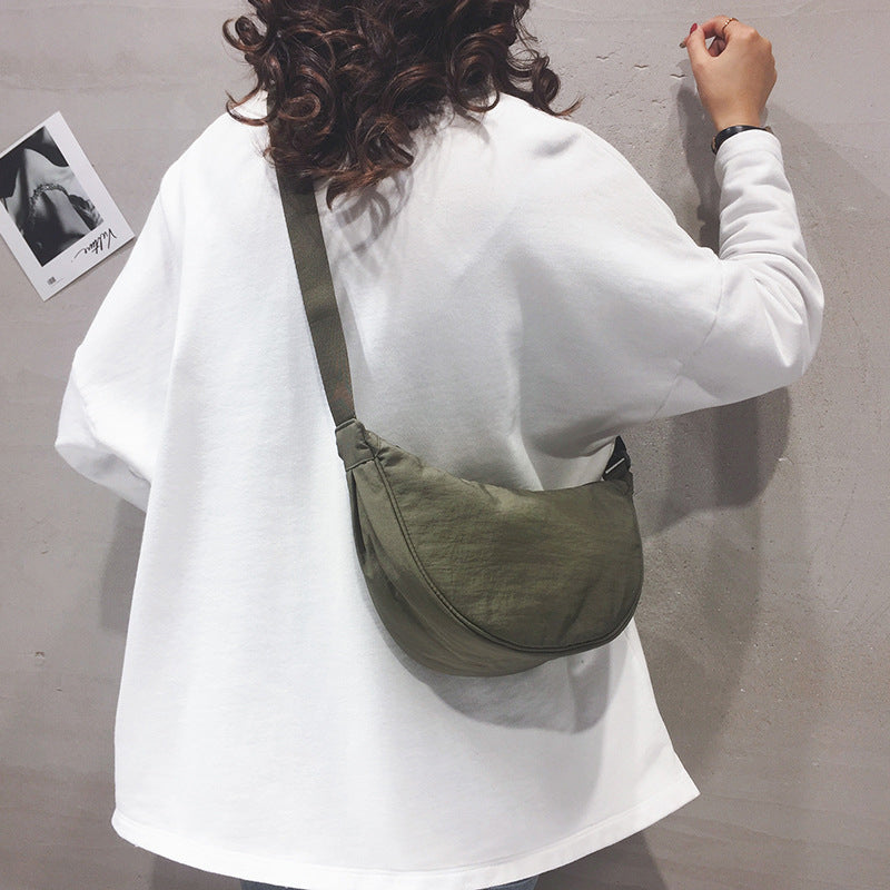 "Damer halvmåne crossbody-väska av slitstarkt nylon i gul färg med justerbar axelrem, stilren och praktisk."