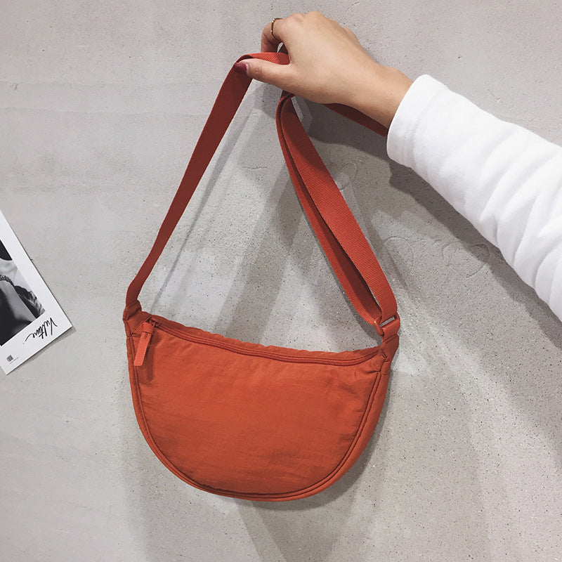 "Damer halvmåne crossbody-väska av slitstarkt nylon i gul färg med justerbar axelrem, stilren och praktisk."