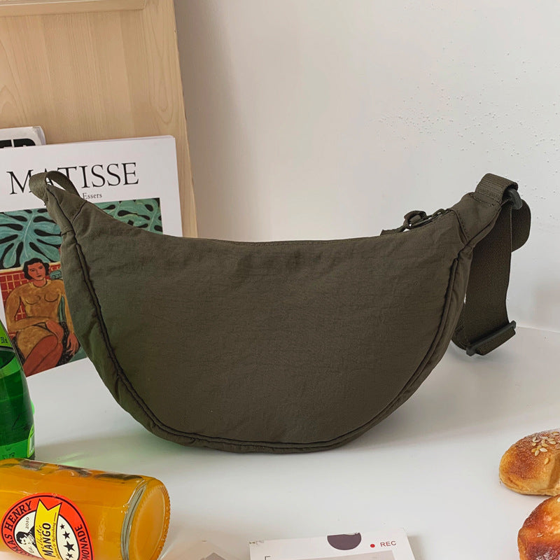 "Damer halvmåne crossbody-väska av slitstarkt nylon i gul färg med justerbar axelrem, stilren och praktisk."