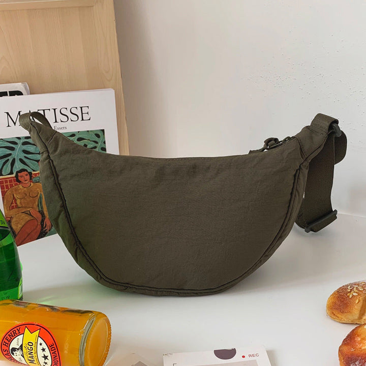 "Damer halvmåne crossbody-väska av slitstarkt nylon i gul färg med justerbar axelrem, stilren och praktisk."