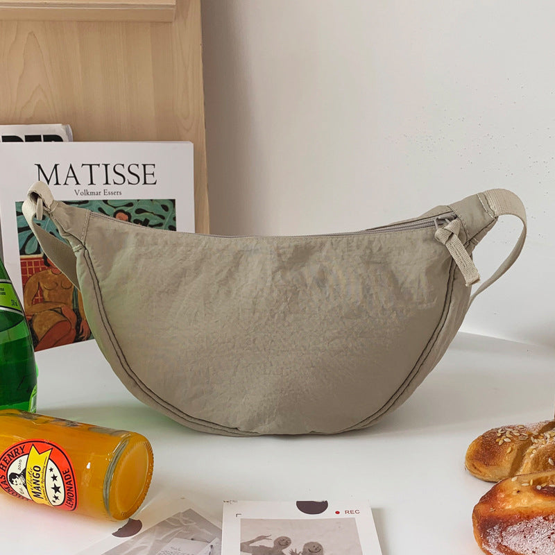 "Damer halvmåne crossbody-väska av slitstarkt nylon i gul färg med justerbar axelrem, stilren och praktisk."