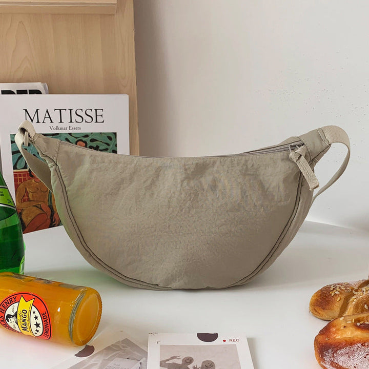 "Damer halvmåne crossbody-väska av slitstarkt nylon i gul färg med justerbar axelrem, stilren och praktisk."