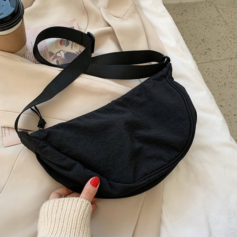 "Damer halvmåne crossbody-väska av slitstarkt nylon i gul färg med justerbar axelrem, stilren och praktisk."