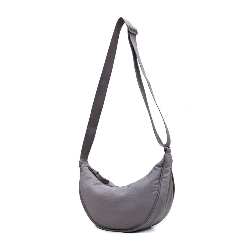 "Damer halvmåne crossbody-väska av slitstarkt nylon i gul färg med justerbar axelrem, stilren och praktisk."