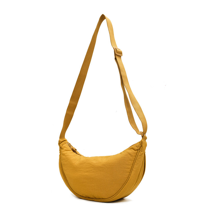 "Damer halvmåne crossbody-väska av slitstarkt nylon i gul färg med justerbar axelrem, stilren och praktisk."