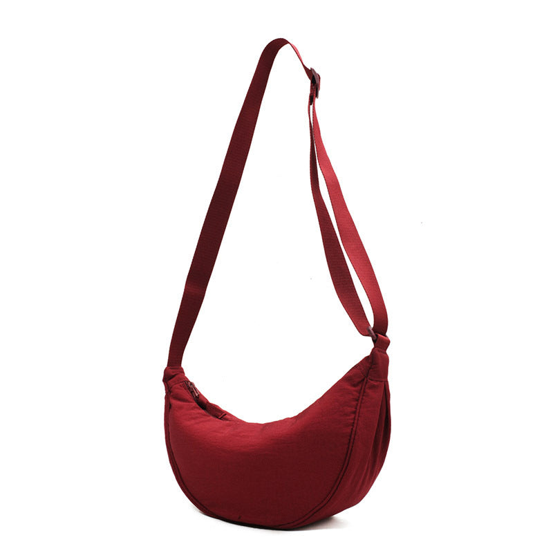 "Damer halvmåne crossbody-väska av slitstarkt nylon i gul färg med justerbar axelrem, stilren och praktisk."