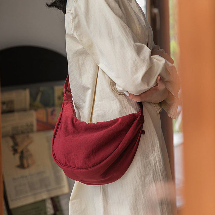 "Damer halvmåne crossbody-väska av slitstarkt nylon i gul färg med justerbar axelrem, stilren och praktisk."
