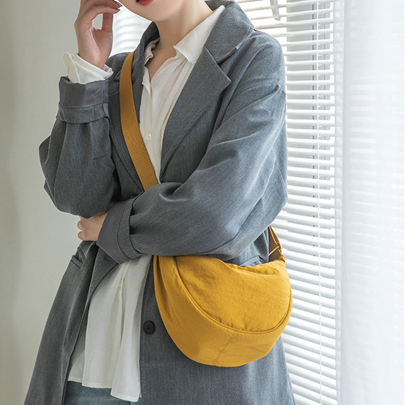"Damer halvmåne crossbody-väska av slitstarkt nylon i gul färg med justerbar axelrem, stilren och praktisk."