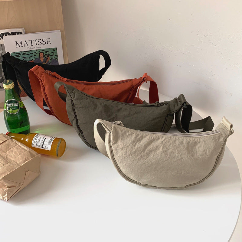 "Damer halvmåne crossbody-väska av slitstarkt nylon i gul färg med justerbar axelrem, stilren och praktisk."