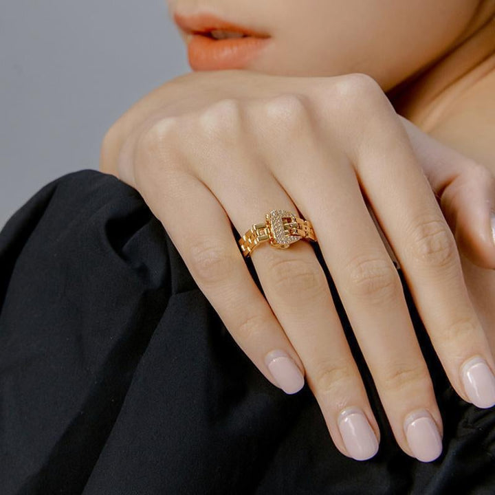 "Damer justerbar gyllene kedjering med gnistrande strass, elegant länkdesign, perfekt för fingertoppsmode."