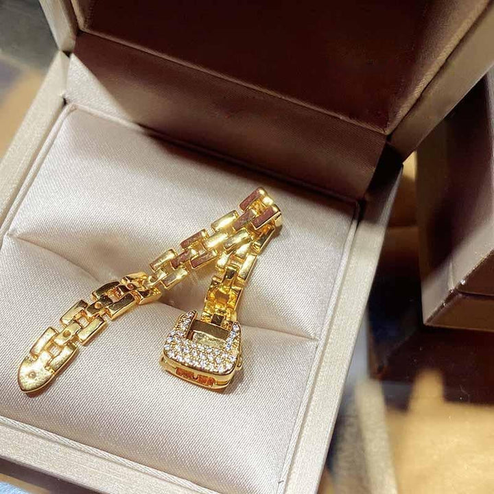 "Damer justerbar gyllene kedjering med gnistrande strass, elegant länkdesign, perfekt för fingertoppsmode."