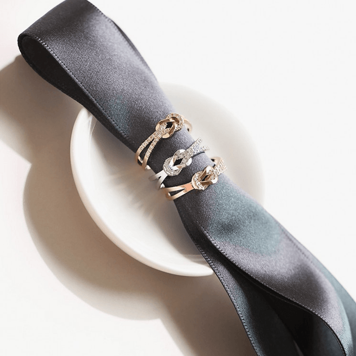 "Damer justerbar vänskaps knut ring i guld, gyllen rosa och silver. Tidlös design med elegant knutmotiv."