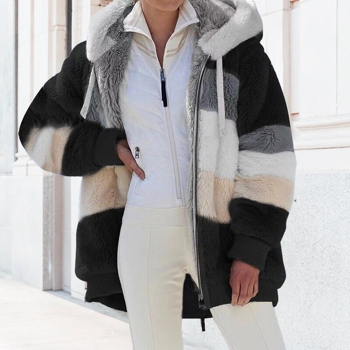 "Damer konstpälsjacka med huva, i färgblock. Mjuk och värmande, perfekt för vintern. Trendig oversized design."