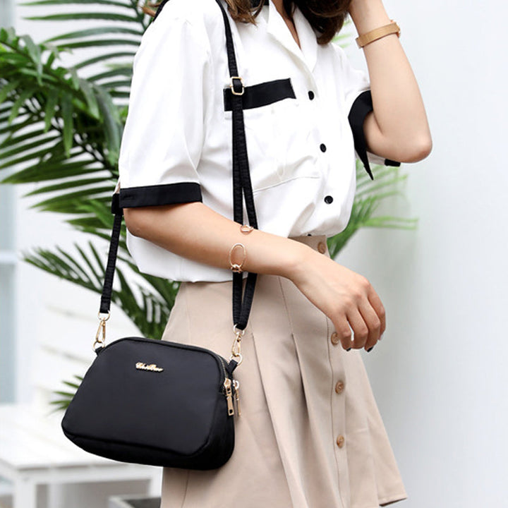 "Damer nylon crossbody kurirväska, vattenavvisande, justerbar axelrem, elegant design i flera färger, slitstark."