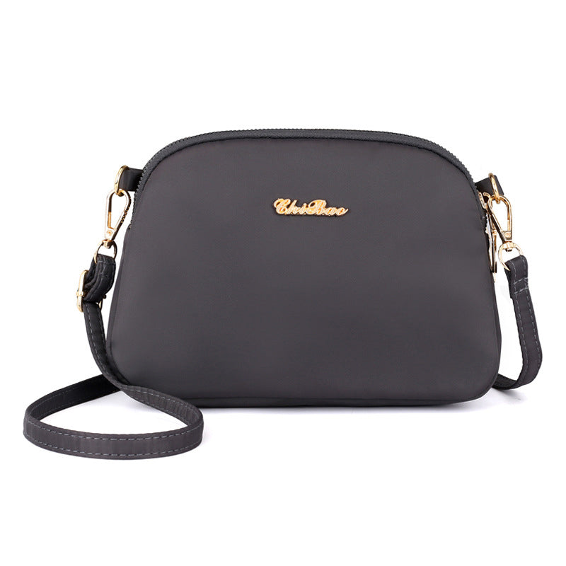 "Damer nylon crossbody kurirväska, vattenavvisande, justerbar axelrem, elegant design i flera färger, slitstark."