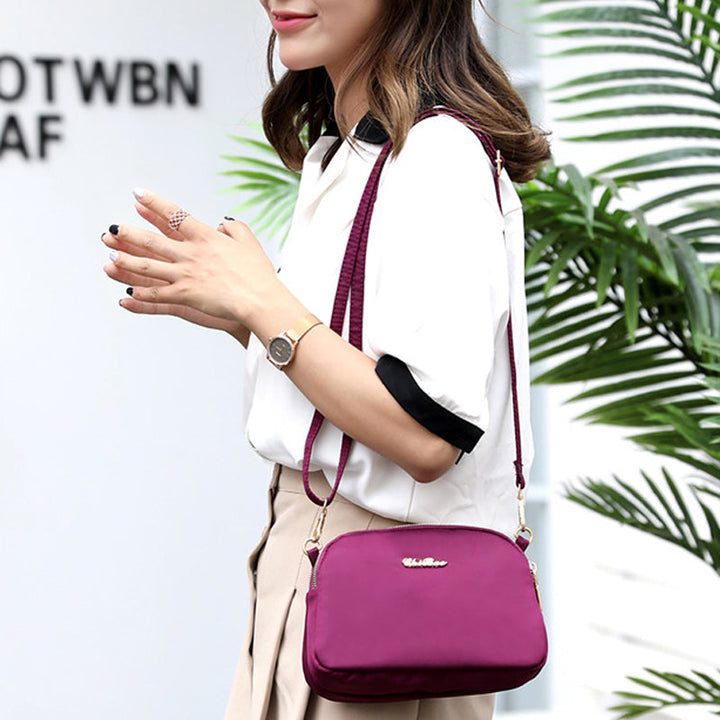 "Damer nylon crossbody kurirväska, vattenavvisande, justerbar axelrem, elegant design i flera färger, slitstark."