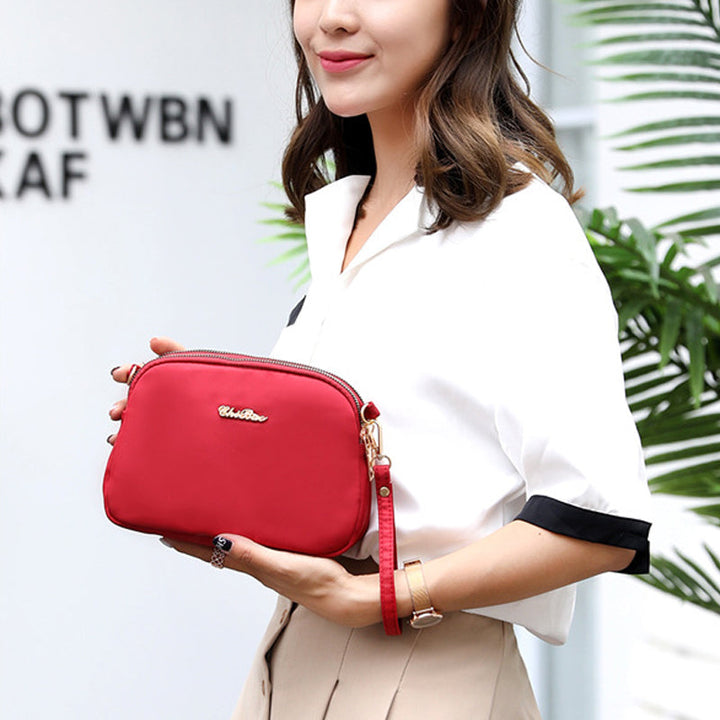 "Damer nylon crossbody kurirväska, vattenavvisande, justerbar axelrem, elegant design i flera färger, slitstark."