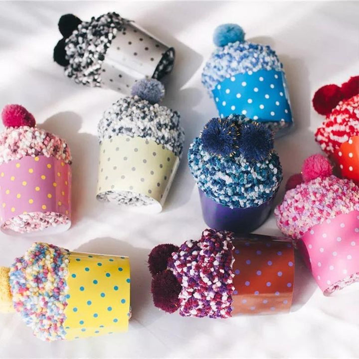 "Damer Pom Pom Muffin Strumpor i färgglada nyanser med mjuka pom poms, perfekta som söta och unika presenter."