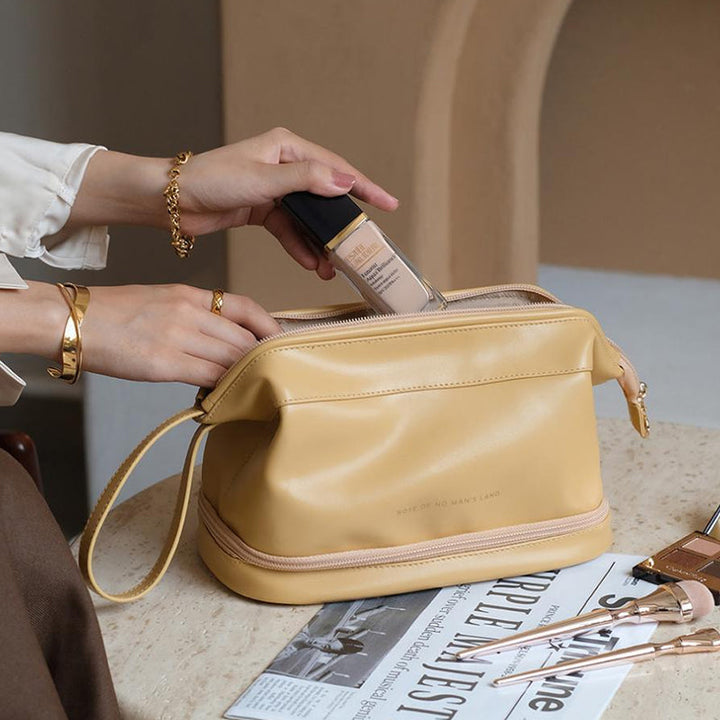 "Damer resekosmetisk väska i krämigt PU-läder, dubbellager, rymlig, elegant design i vit, brun, rosa och gul."