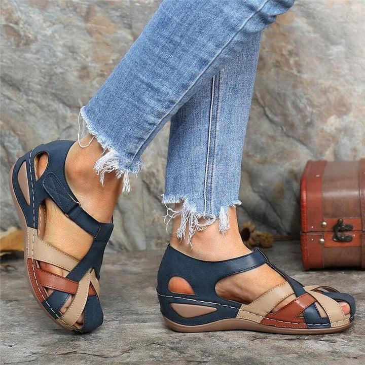 "Damer retro rund tå kors spänne sandaler, brun läderdesign med ergonomiskt stöd och halksäker sula."