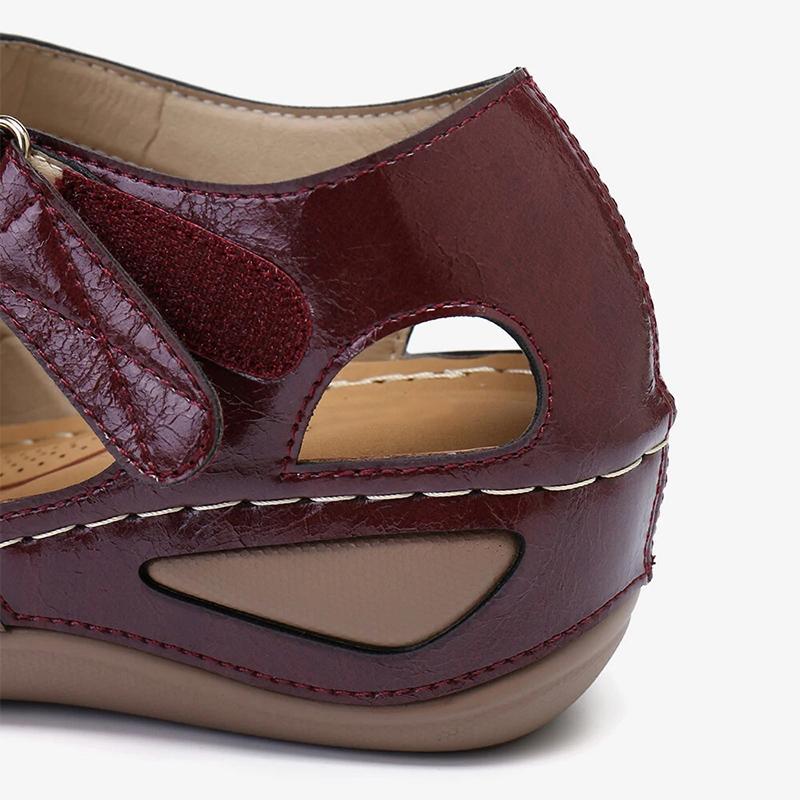 "Damer retro rund tå kors spänne sandaler, brun läderdesign med ergonomiskt stöd och halksäker sula."