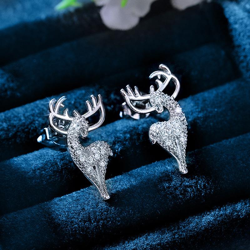 Damer silver älgformade örhängen, glansiga och eleganta tillbehör, fångar ljus och blickar. Perfekta för alla tillfällen.