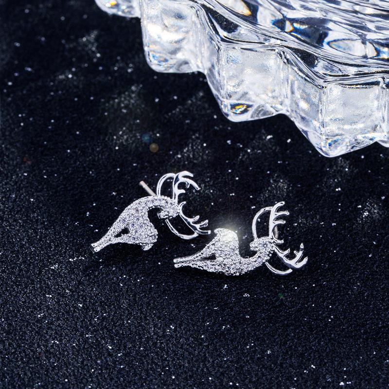 Damer silver älgformade örhängen, glansiga och eleganta tillbehör, fångar ljus och blickar. Perfekta för alla tillfällen.