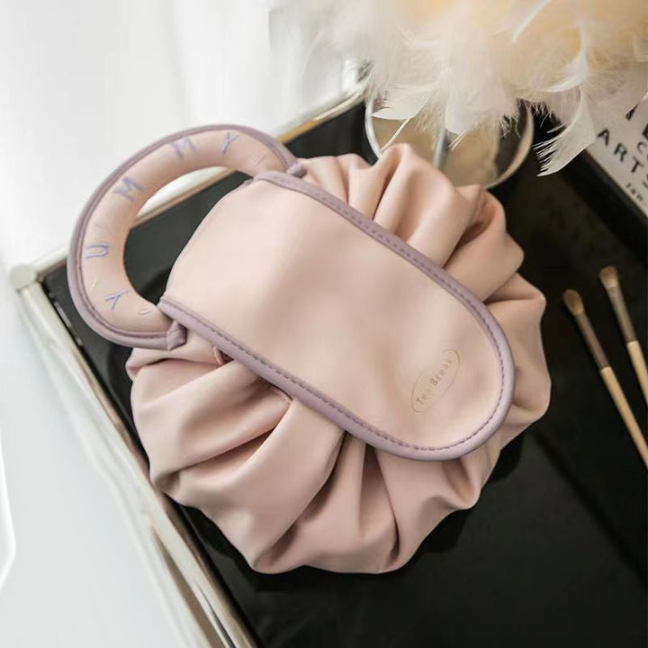 "Damer sminkväska, dragsnöredesign i beige, brun, rosa; elegant, funktionell med rymlig interiör, PU-material."