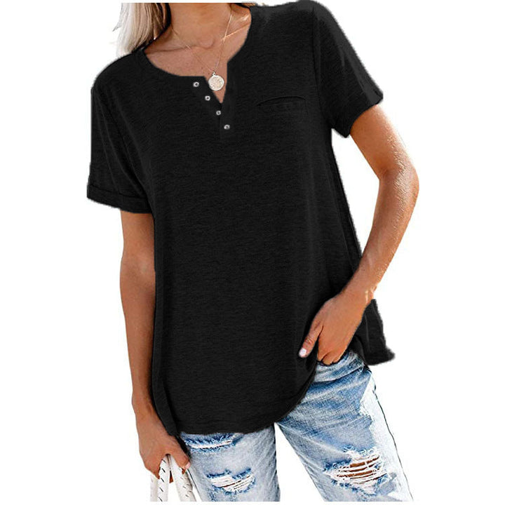 "Damer V-ringad T-shirt i bomull med fickdetalj, elegant design, visar fickan och V-ringningen, finns i flera färger."