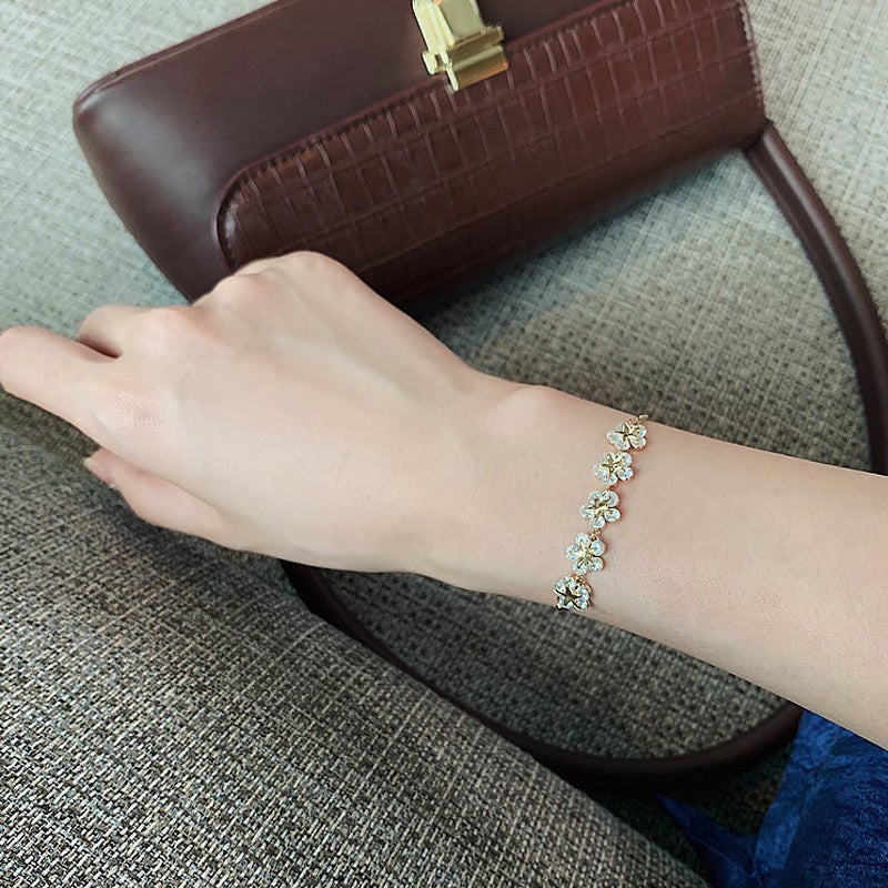Damer zirkonblad armband med högpolerad finish, elegant design; perfekt accessoar för stilmedvetna kvinnor.